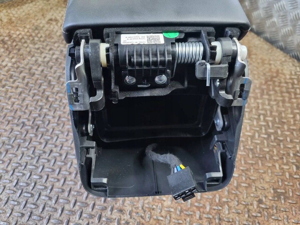 фото №11, Tesla model y 2023 панелі керування, перемикачі