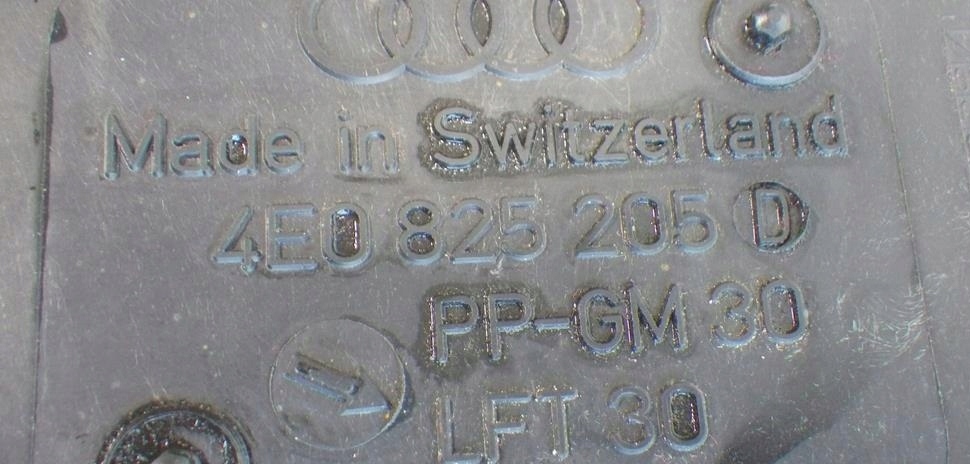 Audi a8 d3 накладка подвеска левая 4e0825205d с Разборки