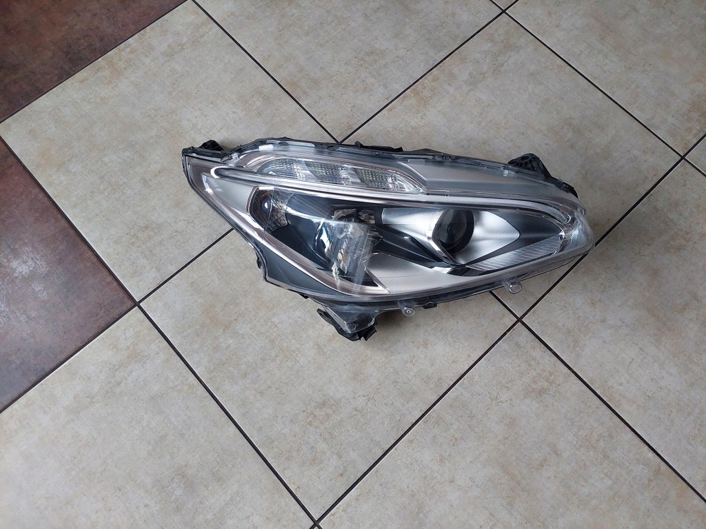 фото №1, Правая лампа - линза - led - peugeot 208 - lift - 15-18