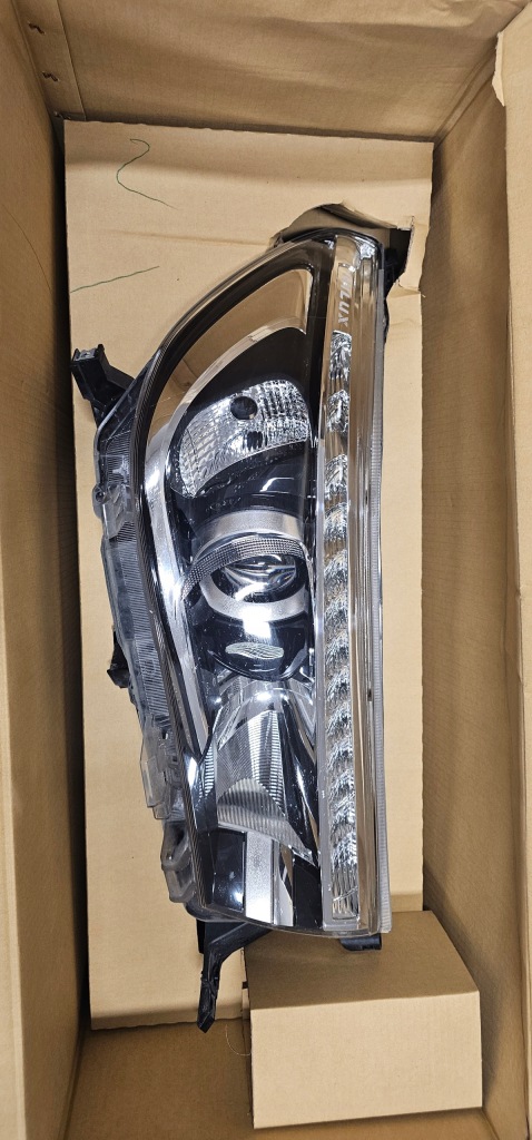 Купити Toyota hilux viii фара правий led оригінал 2016+