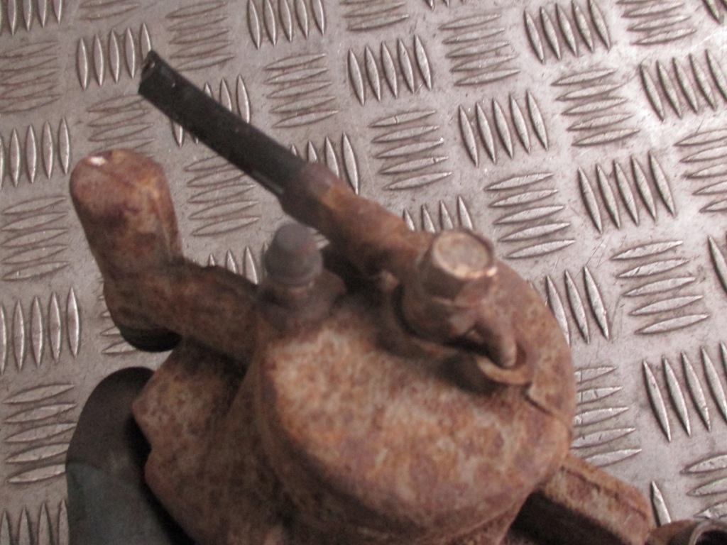 фото №4, Суппорт правый перед corolla verso ii 04-08r