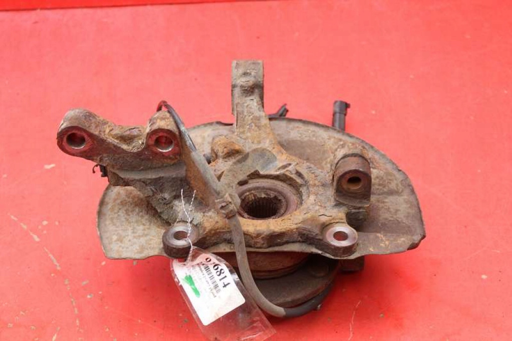 Поворотный кулак ступица правая перед dodge caliber 1.8 16v 150 km 06-12 с Разборки