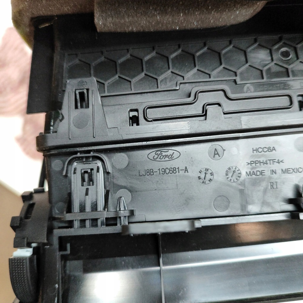 фото №7, Ford mustang mach-e 2022 форсунки / решётки обдув панели приборной панели