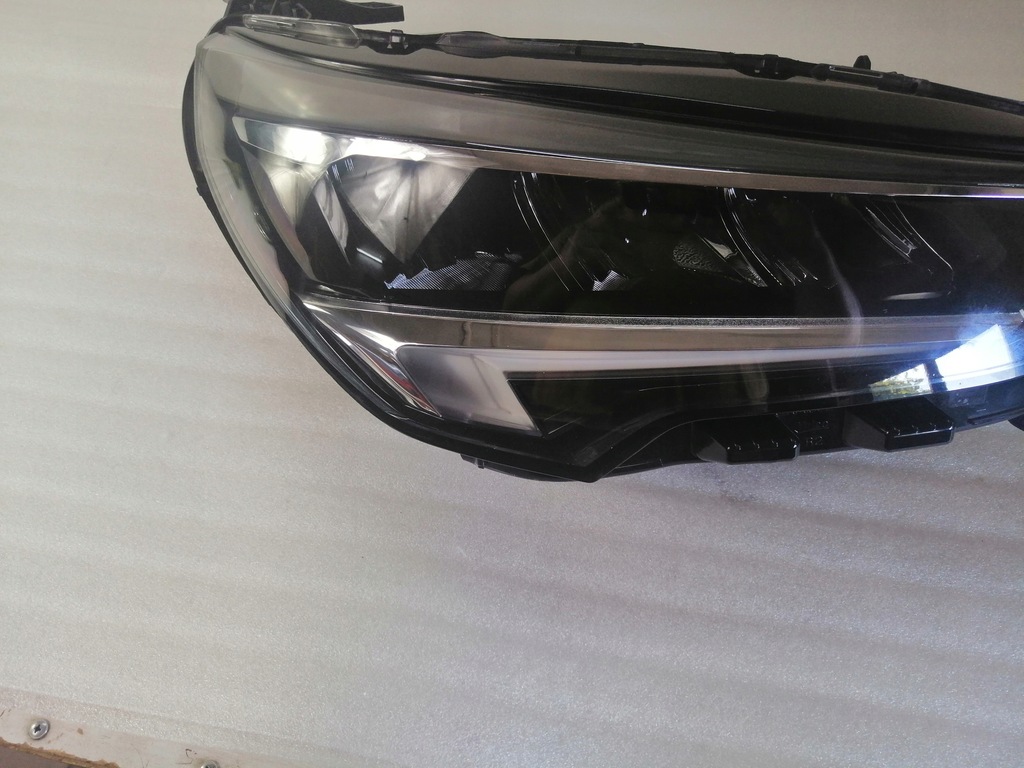 фото №3, Opel corsa f лампа перед права led