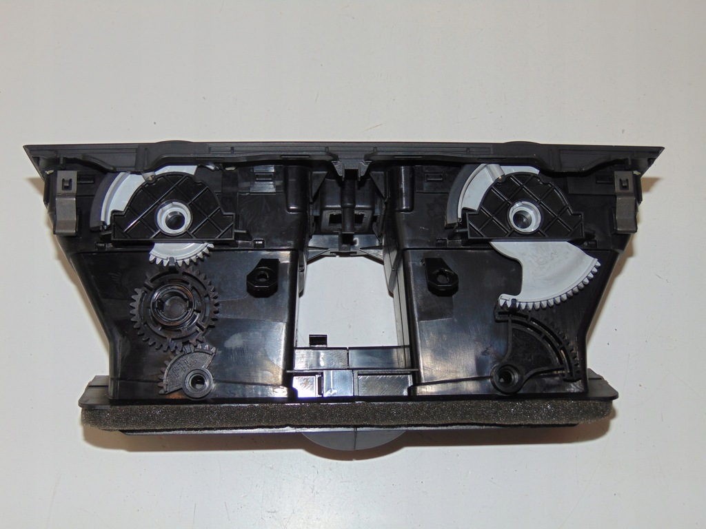 фото №6, Решётки обдув средний volkswagen оригинальный номер 5k0819728m