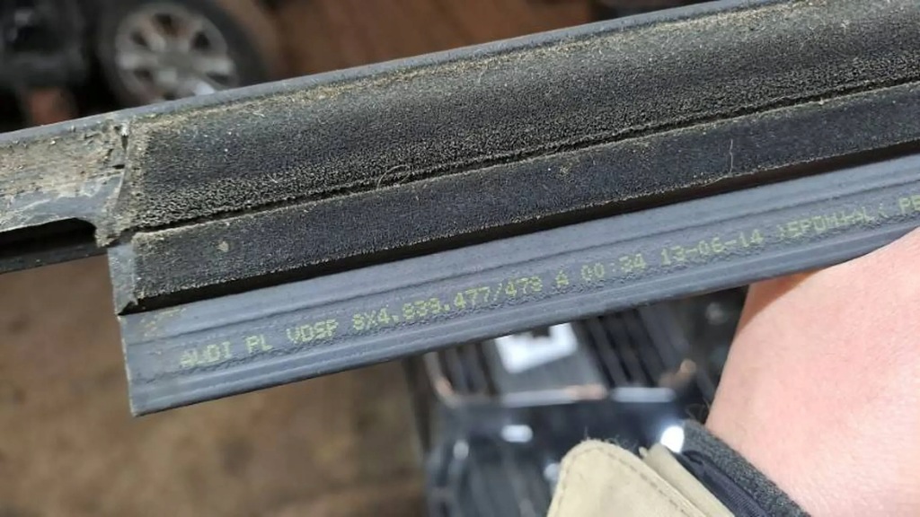 фото №5, Audi a1 8x молдинг уплотнитель дверь правая задняя