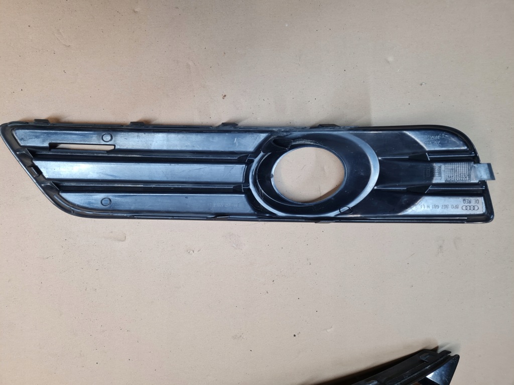 Audi a3 рестайлинг  8p0 решётка левая бампер перед оригинал в Украине