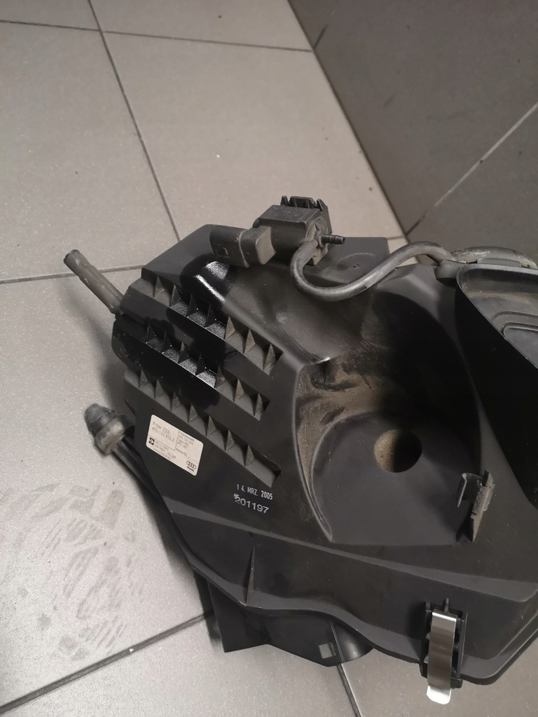 фото №5, Корпус фільтра повітря audi a6 c6 3.2 4f0133835f