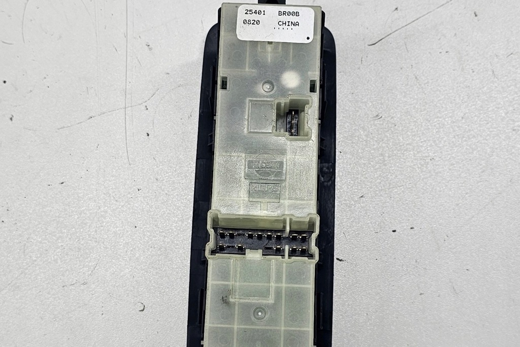 фото №8, Кнопка управление окон левых передних дверь nissan