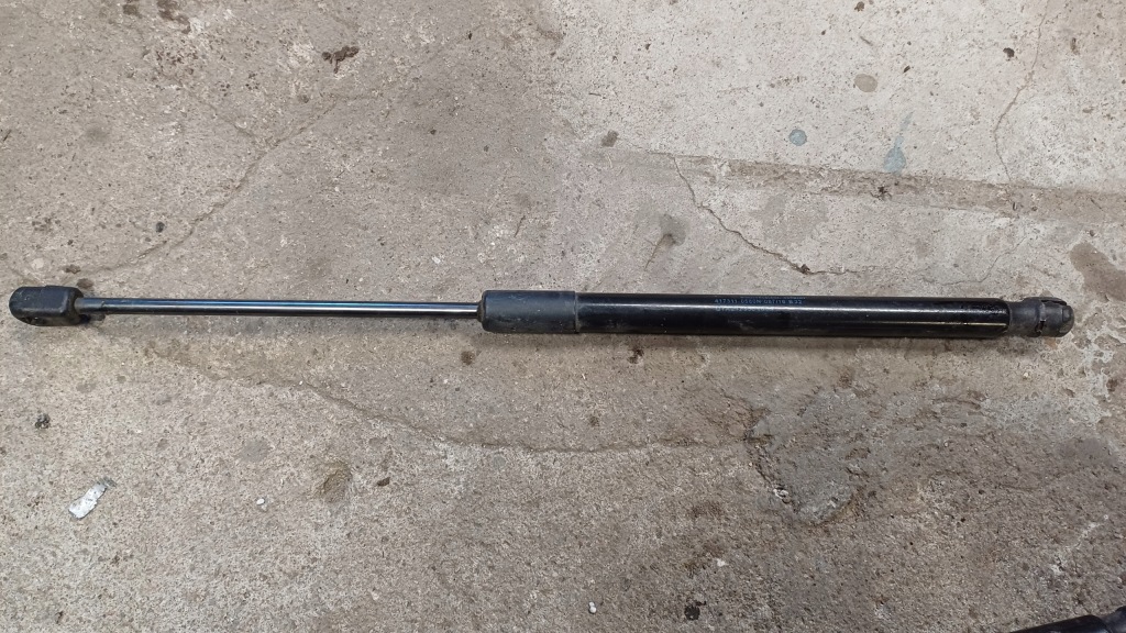 Купити Mercedes w212 привід кришки ліве задні 2129801064