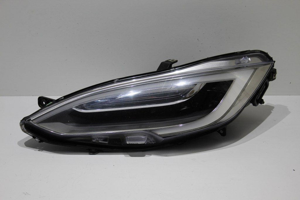 Купити Tesla model 3 рестайлінг  full led лівий фара перед гарний стан