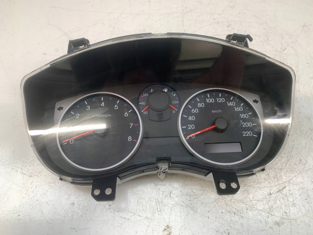 фото №1, Hyundai i20 приборная панель счетчик спидометр 940061j160