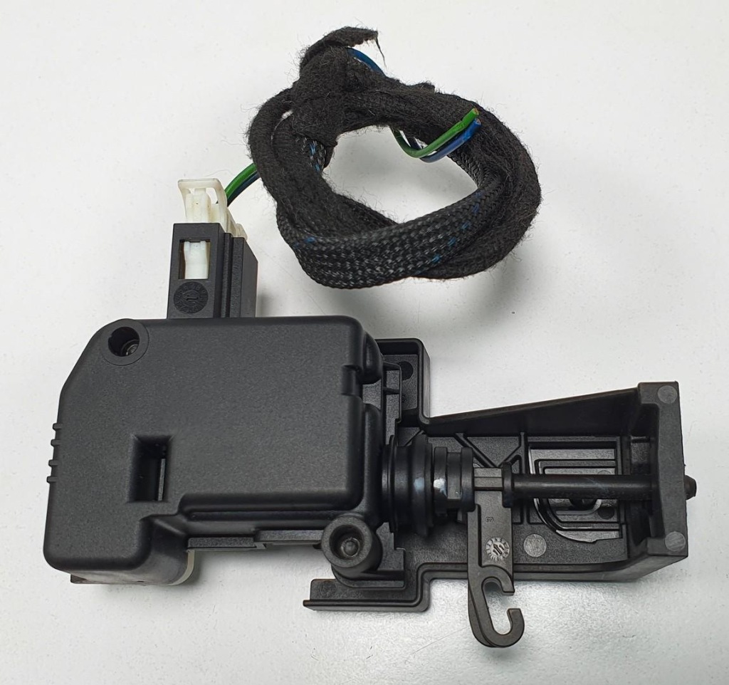 Купить Привод крышка горловины  топливной  mercedes w212 a2048205397