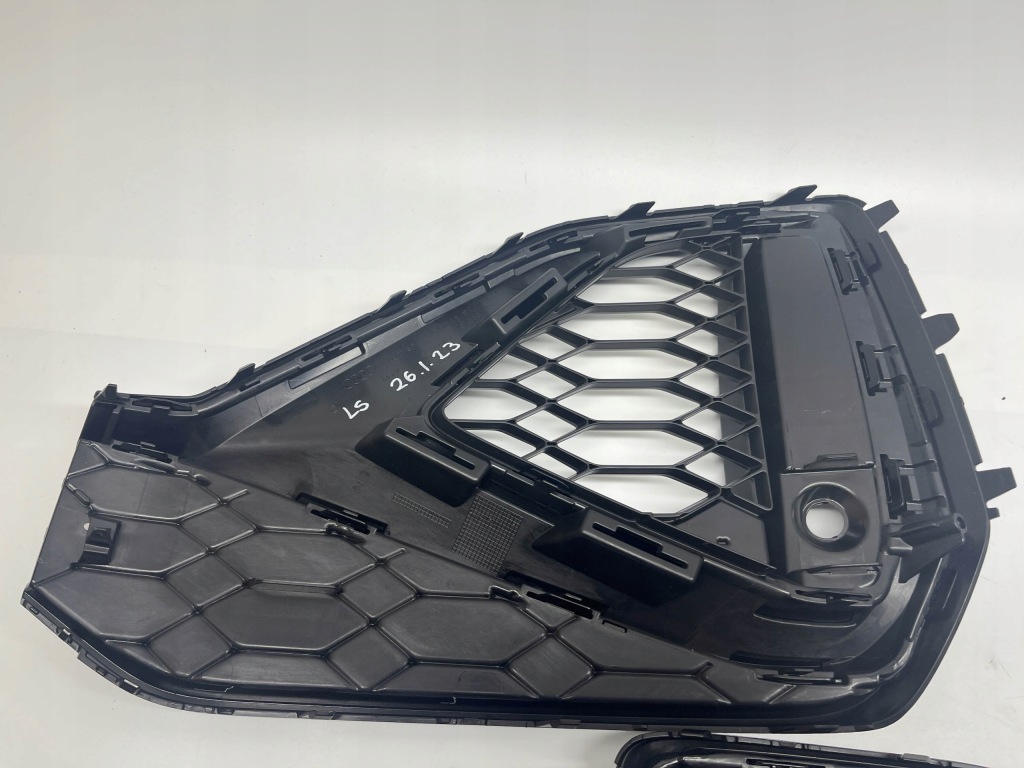 Купити Audi q2 решітка бампера перед права ліва набір 81a807682q 81a807681q