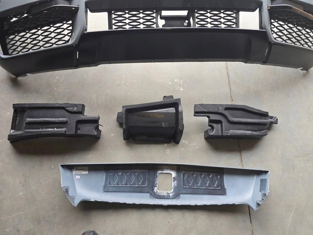 Перед rolls-royce cullinan чорний  badge 2023 передня частина Оригінал