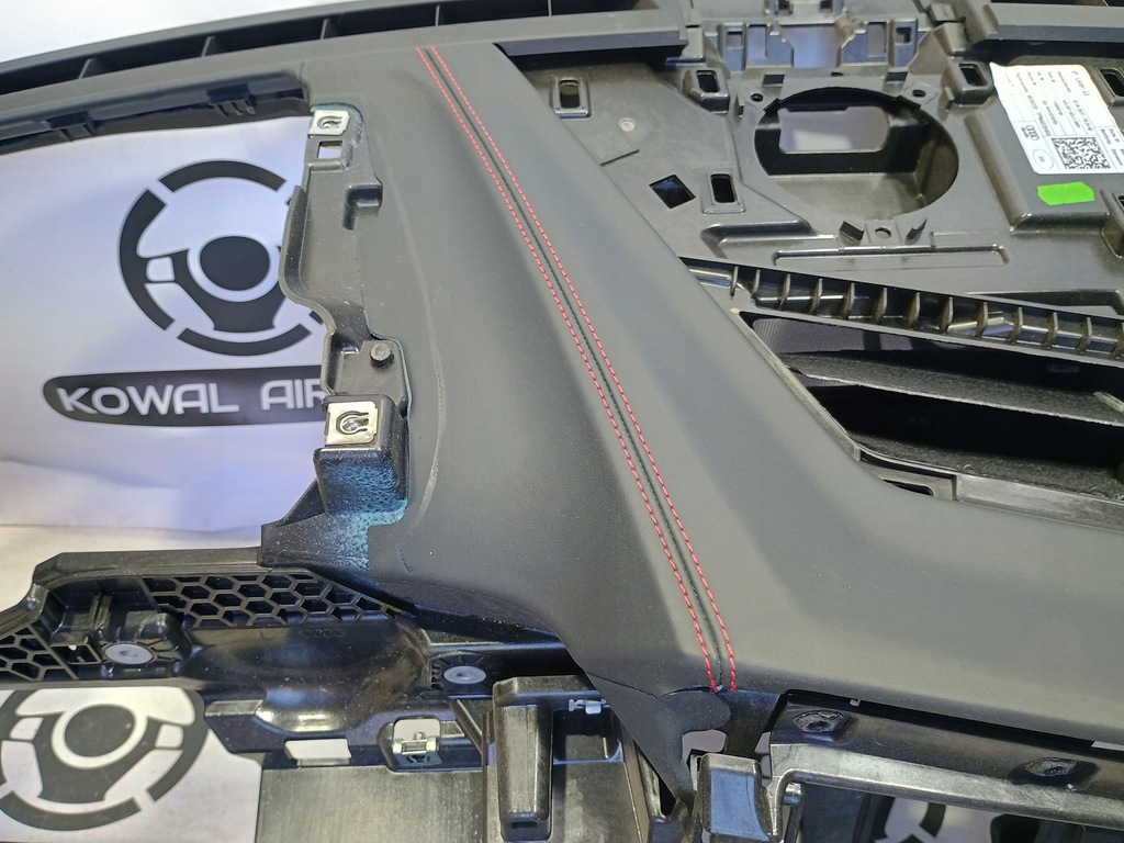 фото №7, Audi e-tron gt czerwona nić панель приладів консоль подушка безпеки подушки безпеки ремені org демонтаж