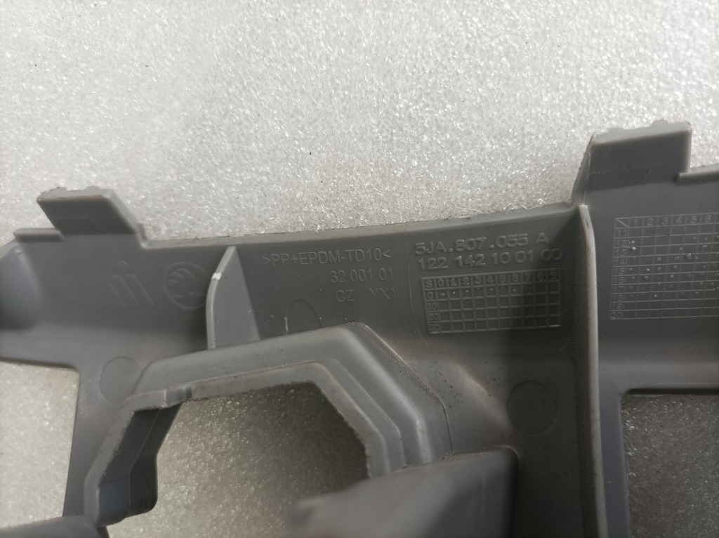 фото №3, Кронштейн направляющая распылителя левый skoda rapid