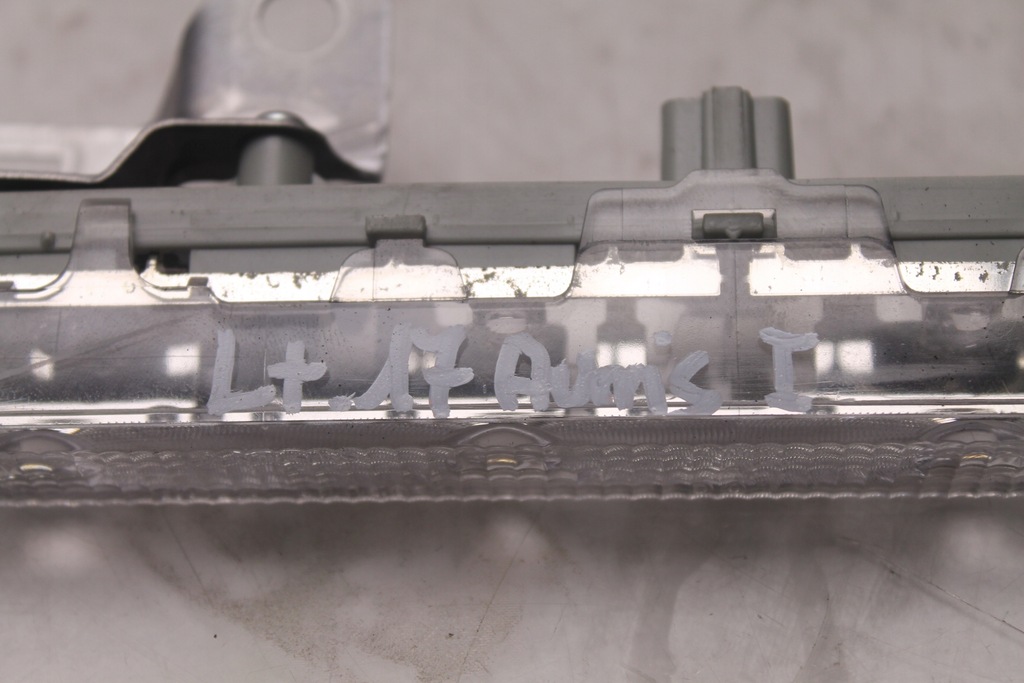 фото №6, Третий свет стоп toyota auris i 2006- 3d hb