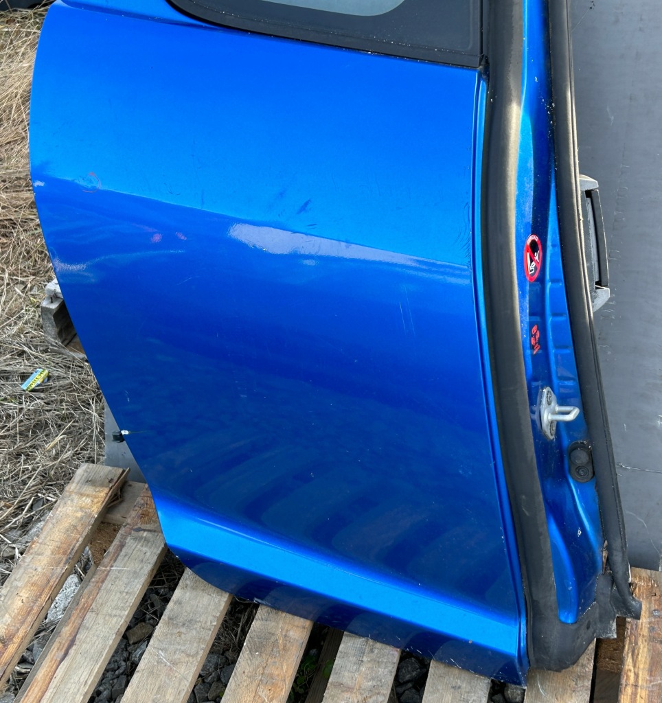 Дверь правое  задняя задняя mazda rx8 коплектная Оригинал