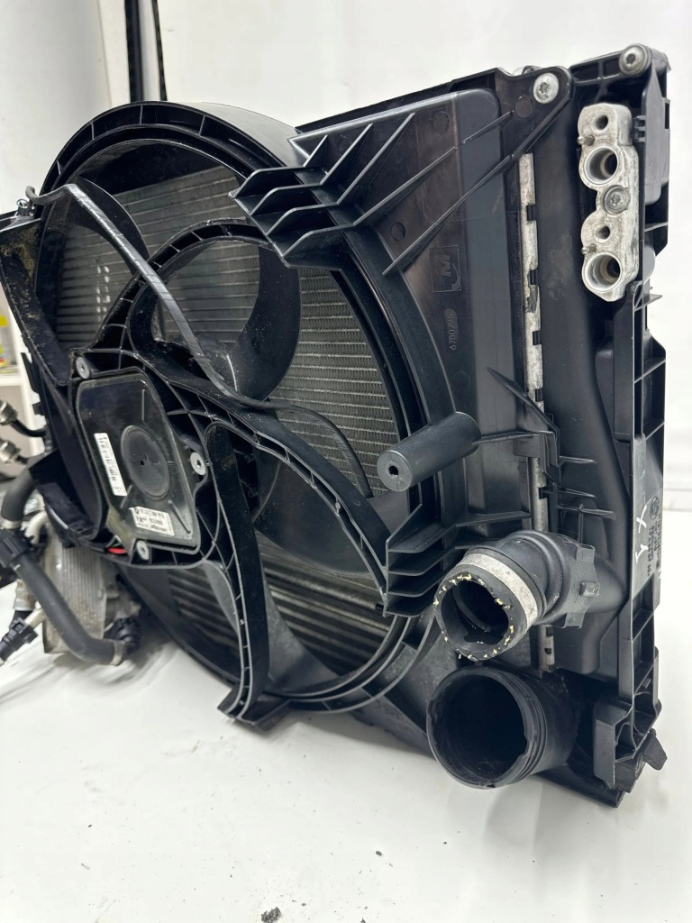 Купити Bmw x1 e84 2010 перед радіатор повітря наддувний / інтеркулер