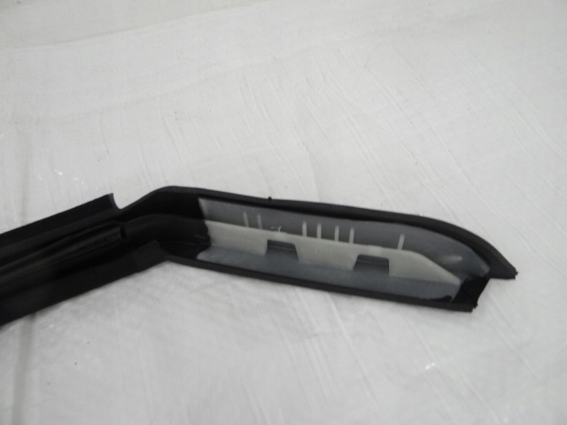 фото №14, Peugeot 2008 прокладка дверь левых передних водителя направляющая стекло