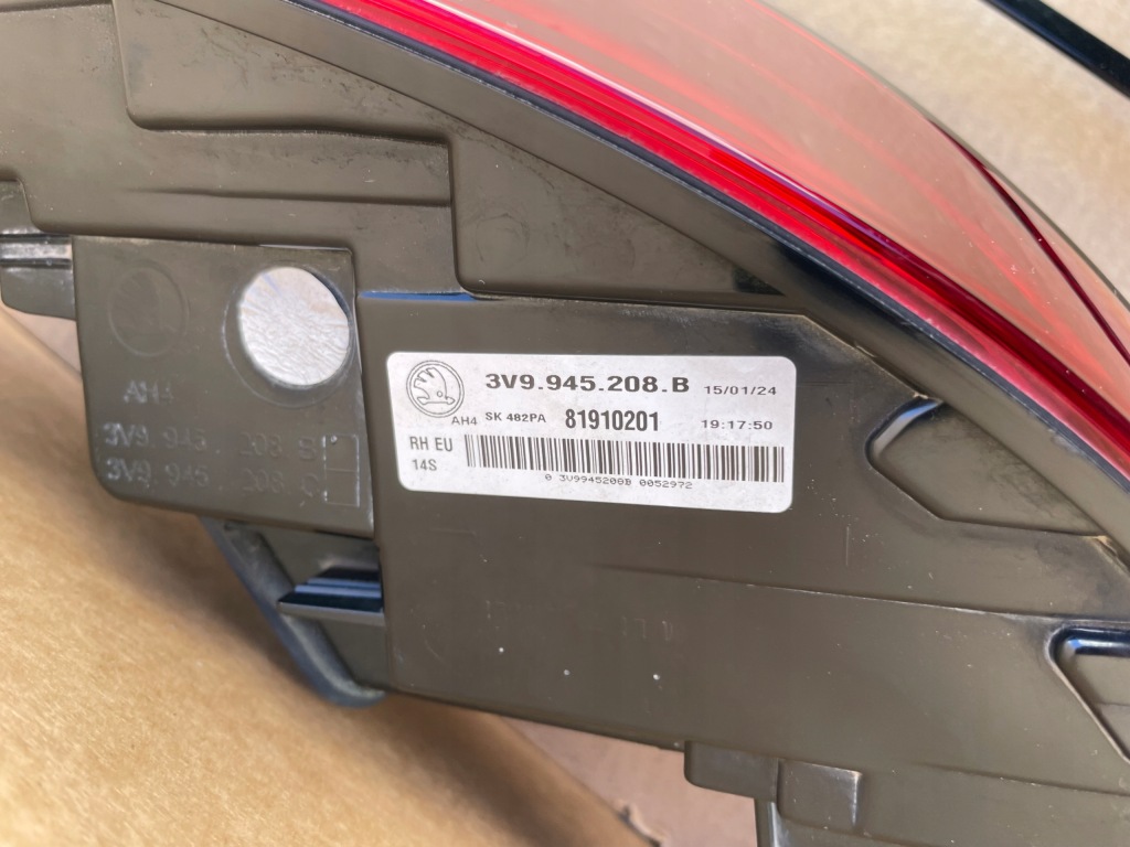 Купить Фонари skoda superb 3 универсал рестайлинг  3v9945207b 3v9945208b full led