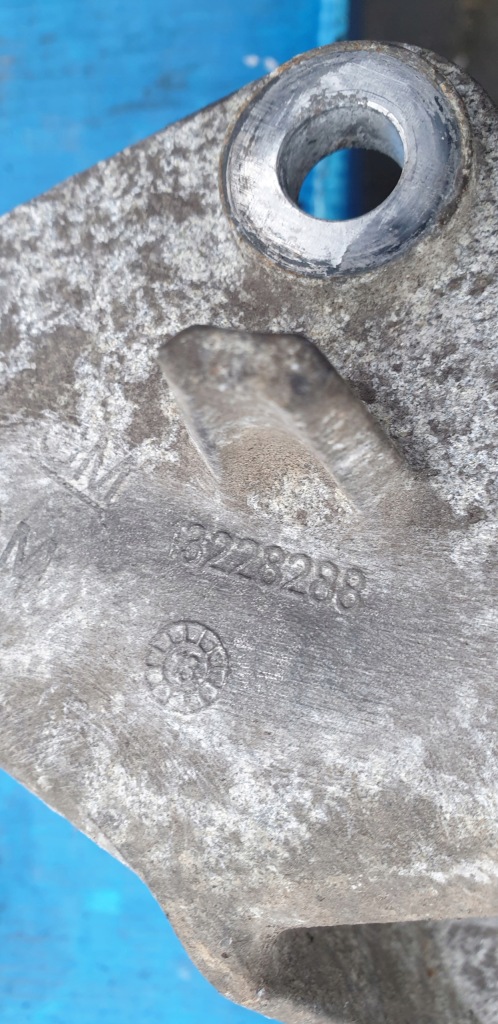 Opel insignia a 2.0 cdti кронштейн кронштейн кронштейн двигуна 13228288 в Україні