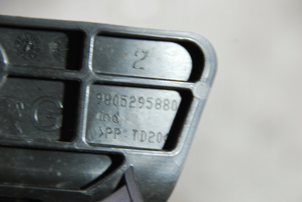 фото №5, Направляющая крыла p / l citroen c4 cactus 16r