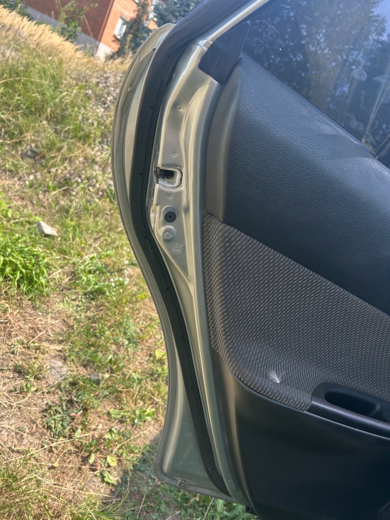 Дверь левое  задняя mazda 6 gg gy 25h Доставка