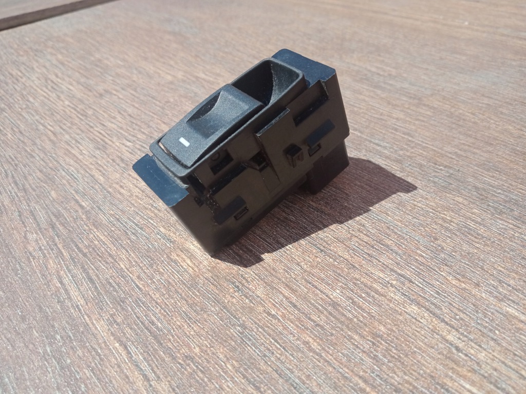 фото №1, Jeep grand cherokee wk 5-10 кнопка стекло задняя