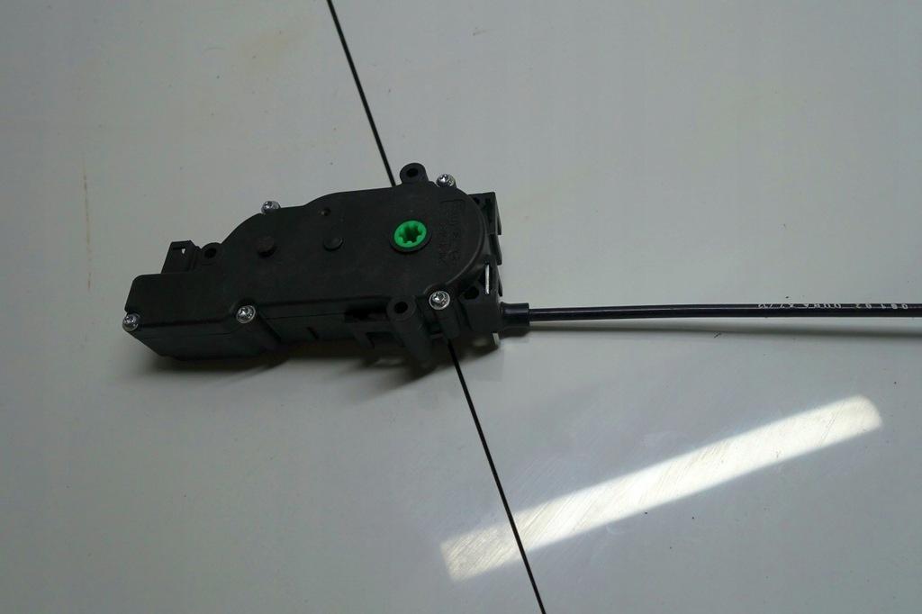 фото №6, Mercedes w204 kombi замок кришки задня 2047400735 212