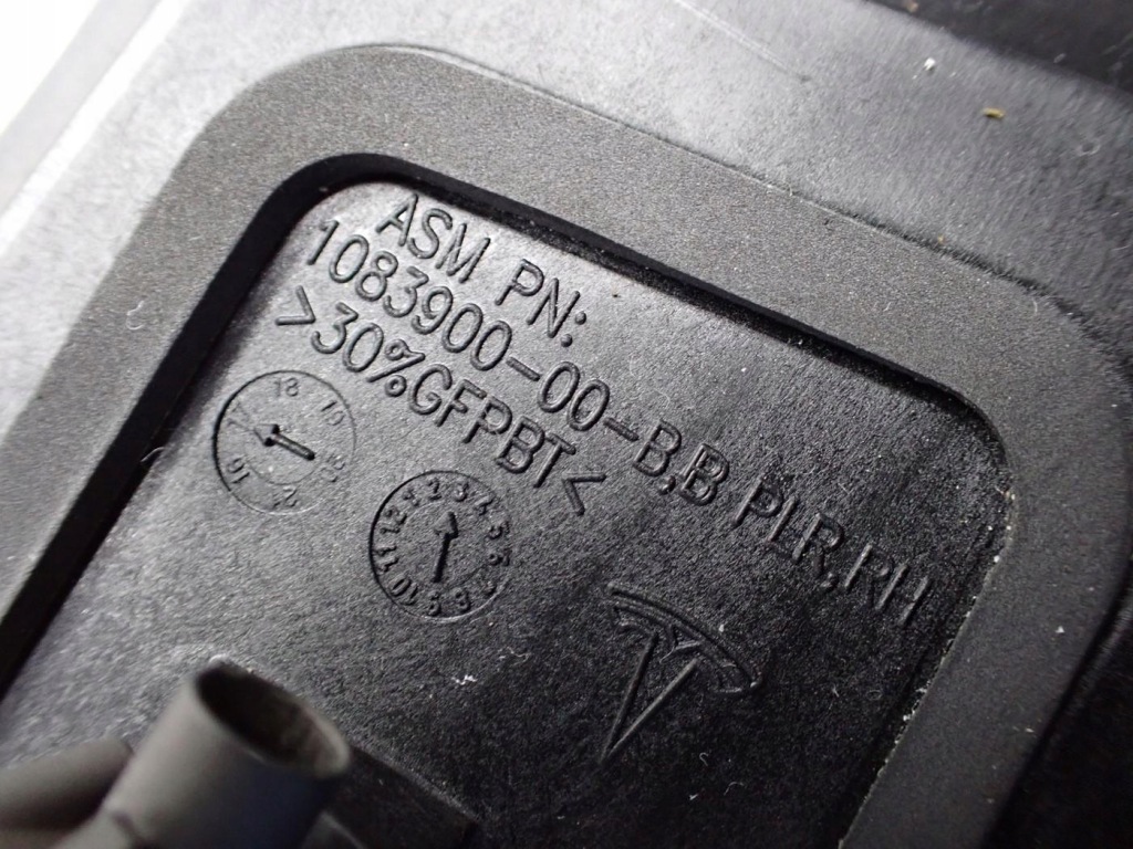 Молдинг захист стійка двері камера права 1069104-00-c tesla model s 17r Оригінал