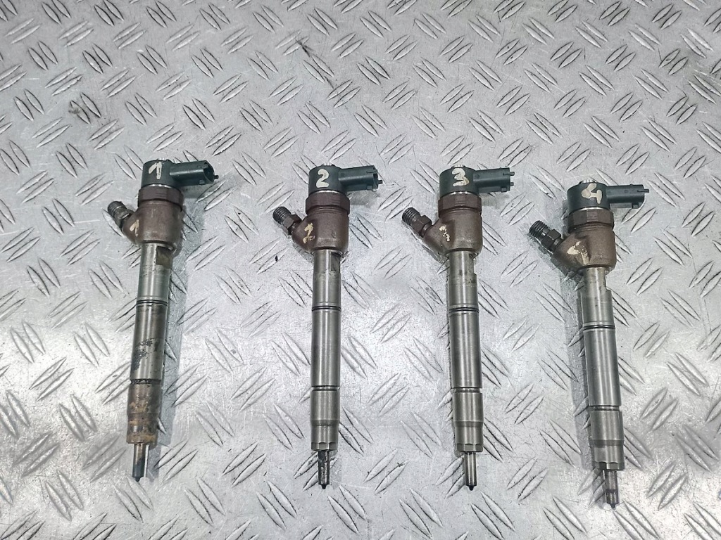 фото №1, Форсунка hyundai i30 i 338002a400 0445110256 1.6 crdi