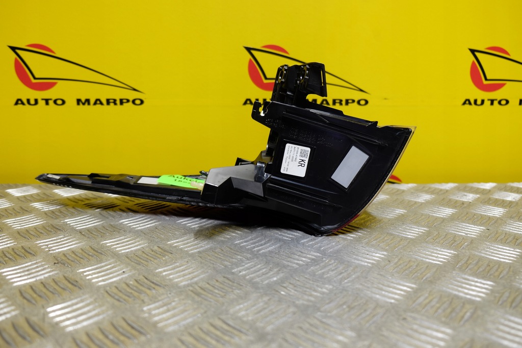 фото №10, Toyota prius 2019- лампа задняя правая задняя usa