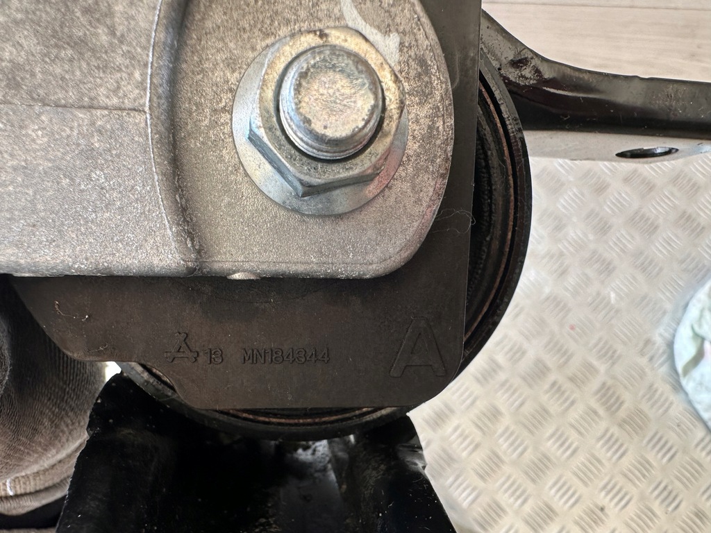 фото №10, Mitsubishi asx 2.0 кронштейн подушка коробки mn184344