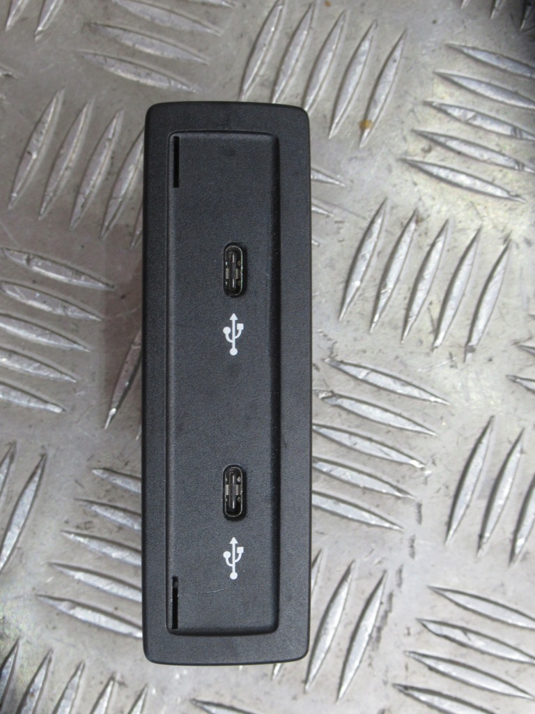 фото №1, Mercedes x290 w290 роз'єм usb a2478204002