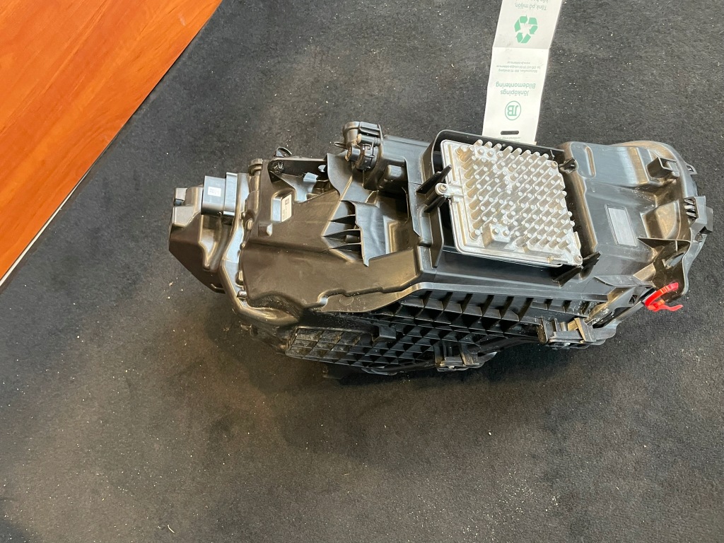 Volvo фонари перед xc40 рестайлинг  pixel led 32133832 32133831 с Разборки