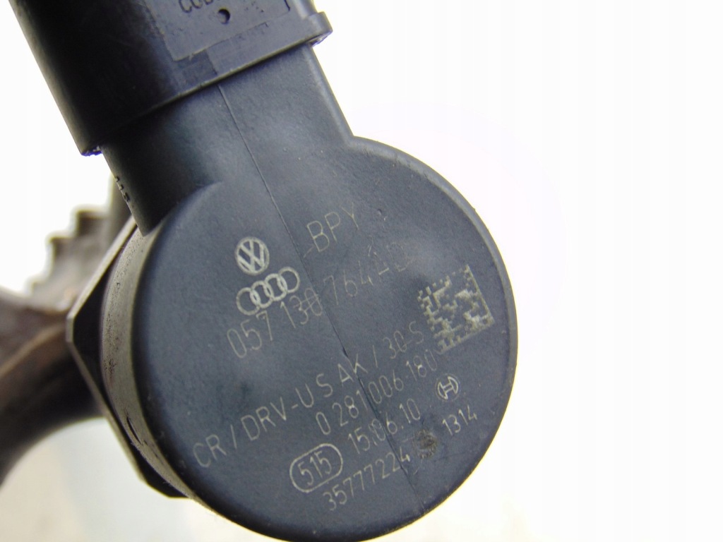 фото №4, Молдинг впрыскная audi q5 8r 3.0 tdi 059130090bt 057130764ad