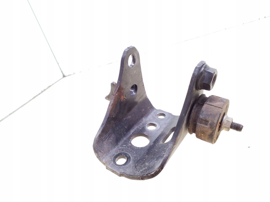 Купить 2015 toyota auris e180 подушка коробки передач