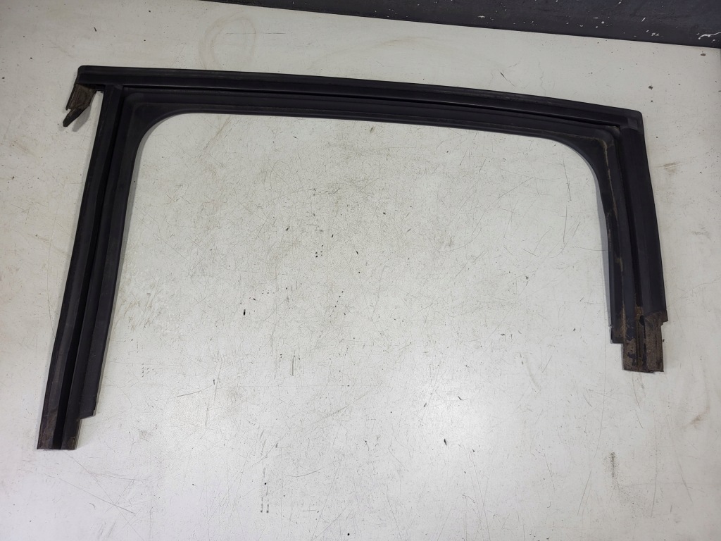 Купити Прокладка рамка скло двері лівий задній peugeot 208 1 9673651880