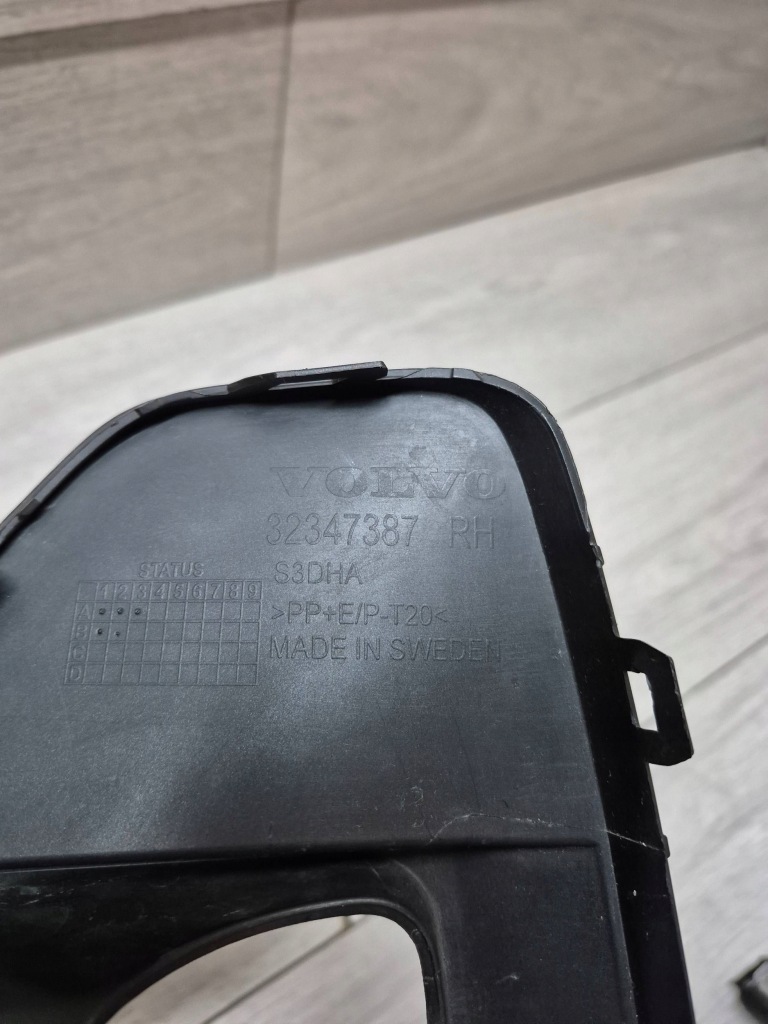 12045. volvo xc40 ii решётка бампер правый перед 32347387 с Разборки