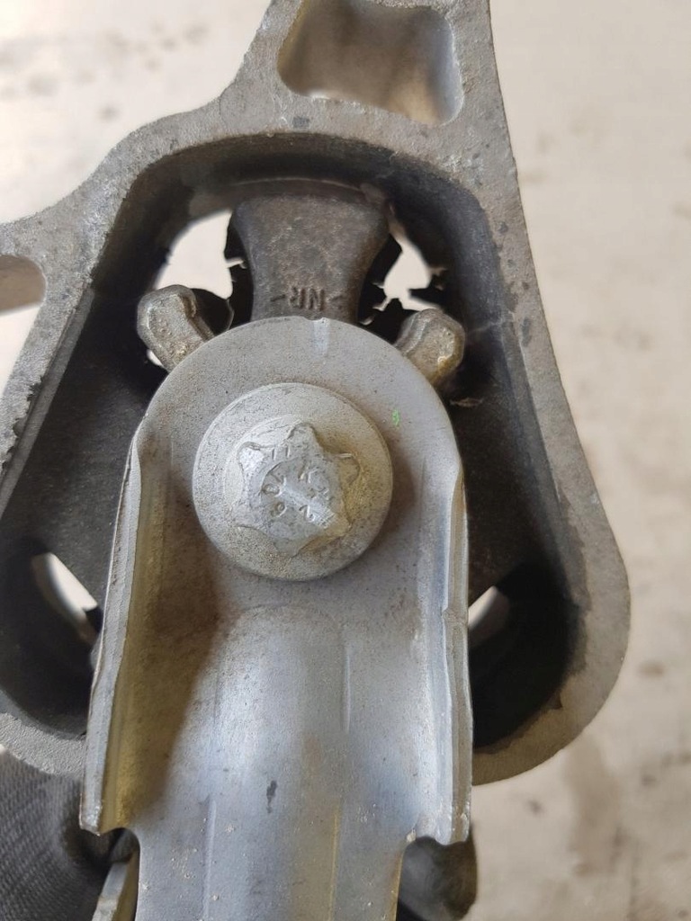 фото №8, Кронштейн подушка mercedes w176 a2462401109