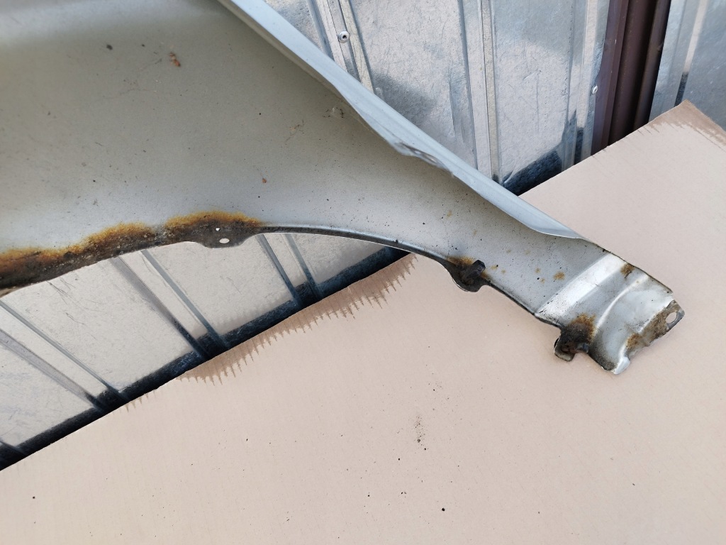 Крила правий перед оригінал toyota corolla verso 2 рестайлінг  07-2009 колір 1c0 Зі Шроту