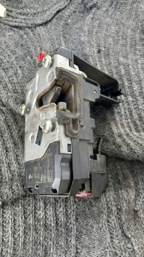 фото №3, Замок правий задня opel zafira b 06r