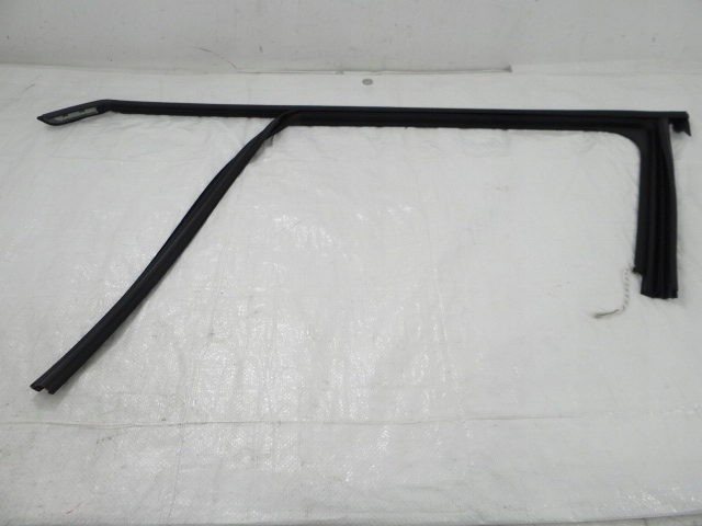 фото №1, Peugeot 2008 прокладка дверь левых передних водителя направляющая стекло