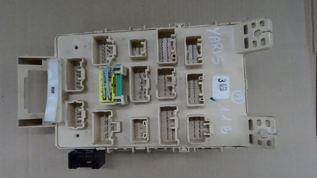 фото №1, Toyota yaris 1 i 1.0b коробка запобіжників