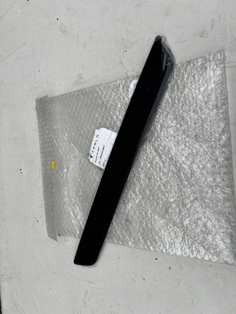 Купити Молдинг поріг ліве перед tesla 3 1504763-00-c