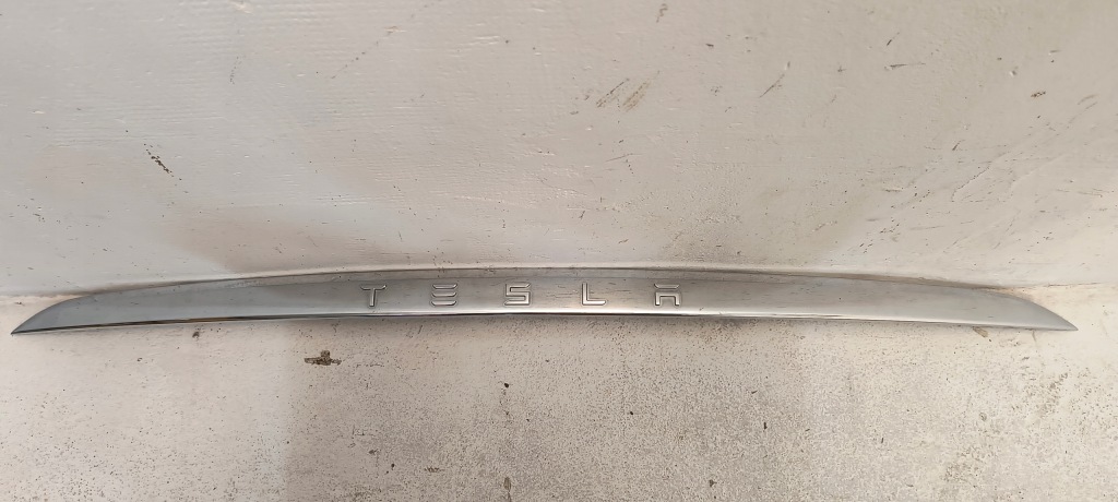 Купить Молдинг крышки багажника tesla model x