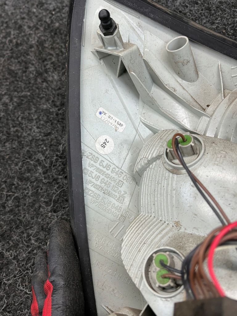 Skoda fabia 2 рестайлинг  фара правая  задний 5j6945096 Оригинал