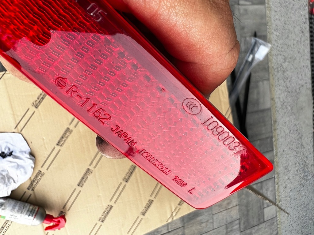 фото №2, Toyota avensis t270 отражатель лампы задний r1152